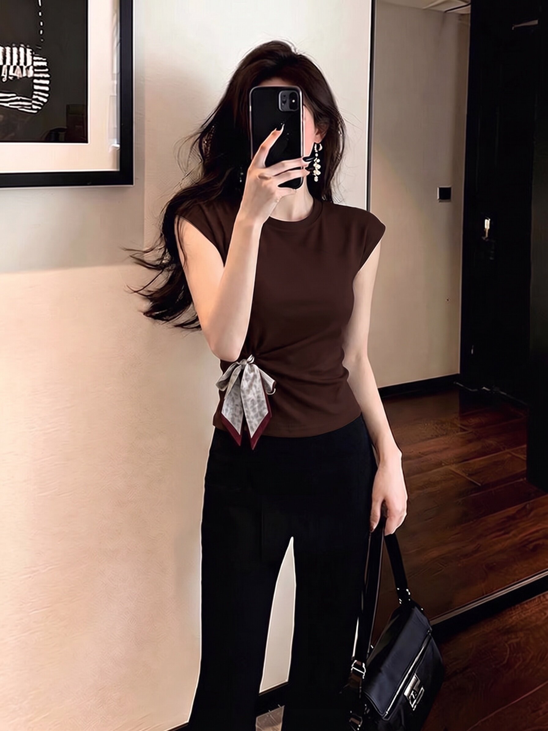 프랑스식 디자인 센스 레트로 나비 매듭 스트랩 반팔 티셔츠 여성 여름 2026 새로운 고유 한 품격 연령 감소 맨위