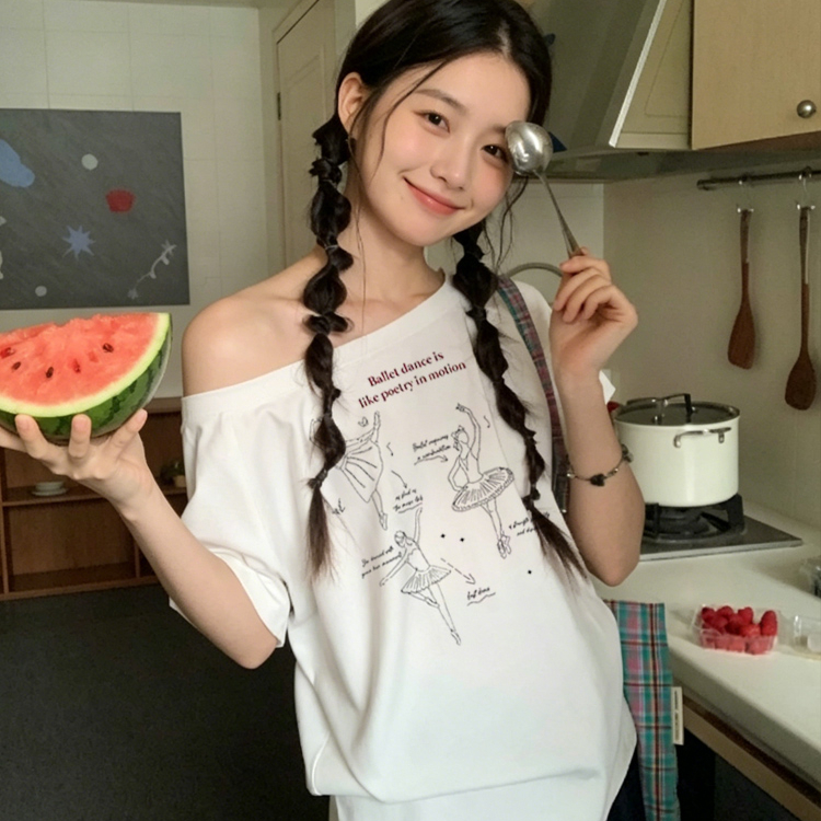 화이트 비스듬한 어깨 오프숄더 반팔 티셔츠 여성 여름 새로운 작은 대중 발레 디자인 센스 루즈핏 보트넥 맨위