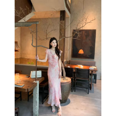 批发粉色印花v领<b class='q'>连衣裙</b>女夏季法式气质显瘦裙子新款