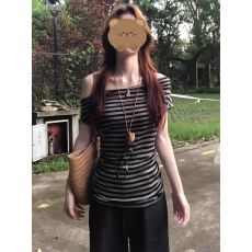 批发复古灰色条纹斜肩<b class='q'>短袖</b><b class='q'>T</b><b class='q'>恤</b>女装夏季设计感不规则露肩短款辣妹上衣