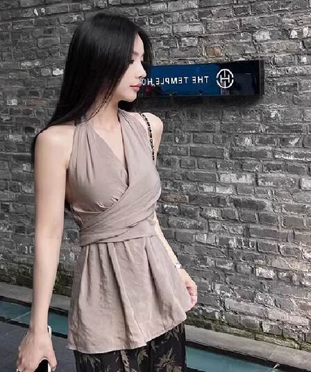 작은 샤넬 스타일 V넥 스트랩 허리 수축 조끼 여성 셔츠 여름 품격 행침 목 작은 셔츠 백리스 슬림해 보이는 민소매 맨위
