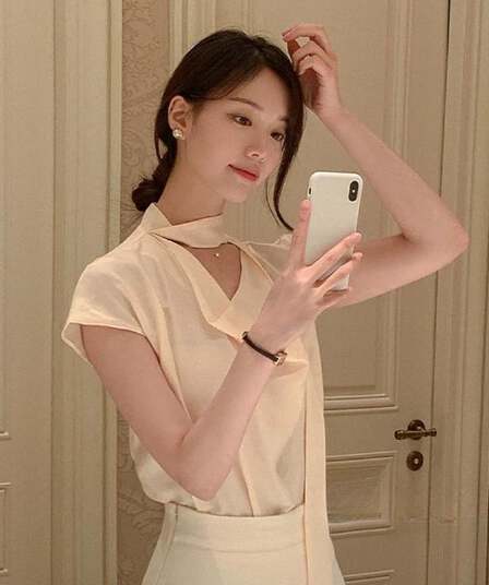 한국 동대문 새로운 품격 네클라인 레이스업 흔들다 칼라 몸매 가꾸기 디스플레이 몸 새틴 편안함 반팔 셔츠 티셔츠