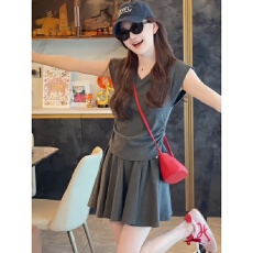 批发夏日穿搭<b class='q'>套装</b>休闲洋气时尚减龄V领上衣短裙两件套裙装韩系高级感