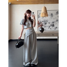 批发灰色套装露腰<b class='q'>短袖</b><b class='q'>T</b><b class='q'>恤</b><b class='q'>女</b>夏季小众设计感休闲裤阔腿裤甜<b class='q'>酷</b>两件套潮