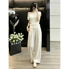 批发巨好看时尚运动休闲套<b class='q'>装</b>女夏季显瘦斜肩针织短袖T恤阔腿裤两件套