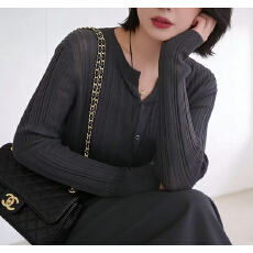 批发深灰色V领<b class='q'>长袖</b><b class='q'>衬衫女</b>2026初春新款单排扣纯色简约韵基础款上衣