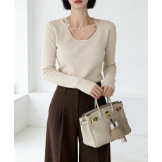 韩系蕾丝拼接V领挂脖针织衫霓女2026春修身显瘦毛衣打底衫