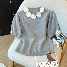 批发2026春季新款立体花朵装饰短袖上衣浅灰色圆领宽松设计感小众<b class='q'>毛衣</b>