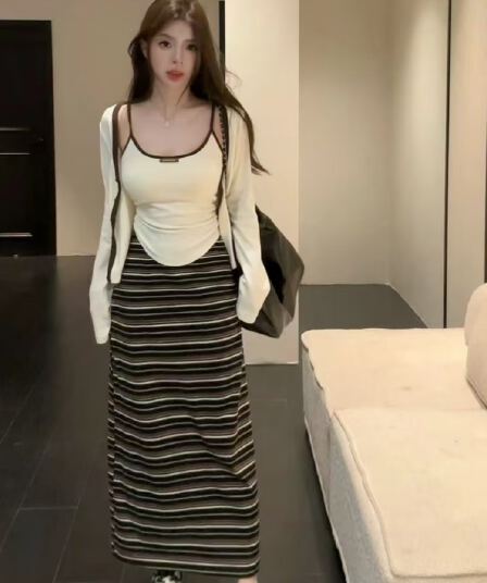 huihui 이른 가을 새로운 핫걸 바람 슬림해 보이는 배색 맨위 코디 스트라이프 롱 스커트 세트 l0816
