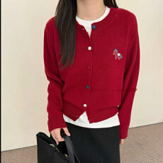 批发新年红韩系刺绣浣熊<b class='q'>针织</b><b class='q'>开衫</b>2026年春季新款减龄毛衣外套上衣女