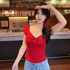 批发甜辣风扭结设计感短袖T恤女2026夏季新款法式修身百搭带胸垫上衣