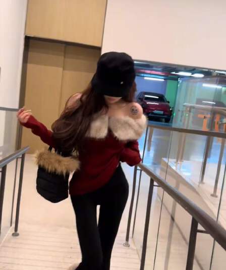 한 부서 핫걸 오프숄더 모피 칼라 빨간색 긴팔 티셔츠 여성 순수한 욕망 가을 겨울철 몸매 가꾸기 슬림해 보이는 분위기 센스 맨위