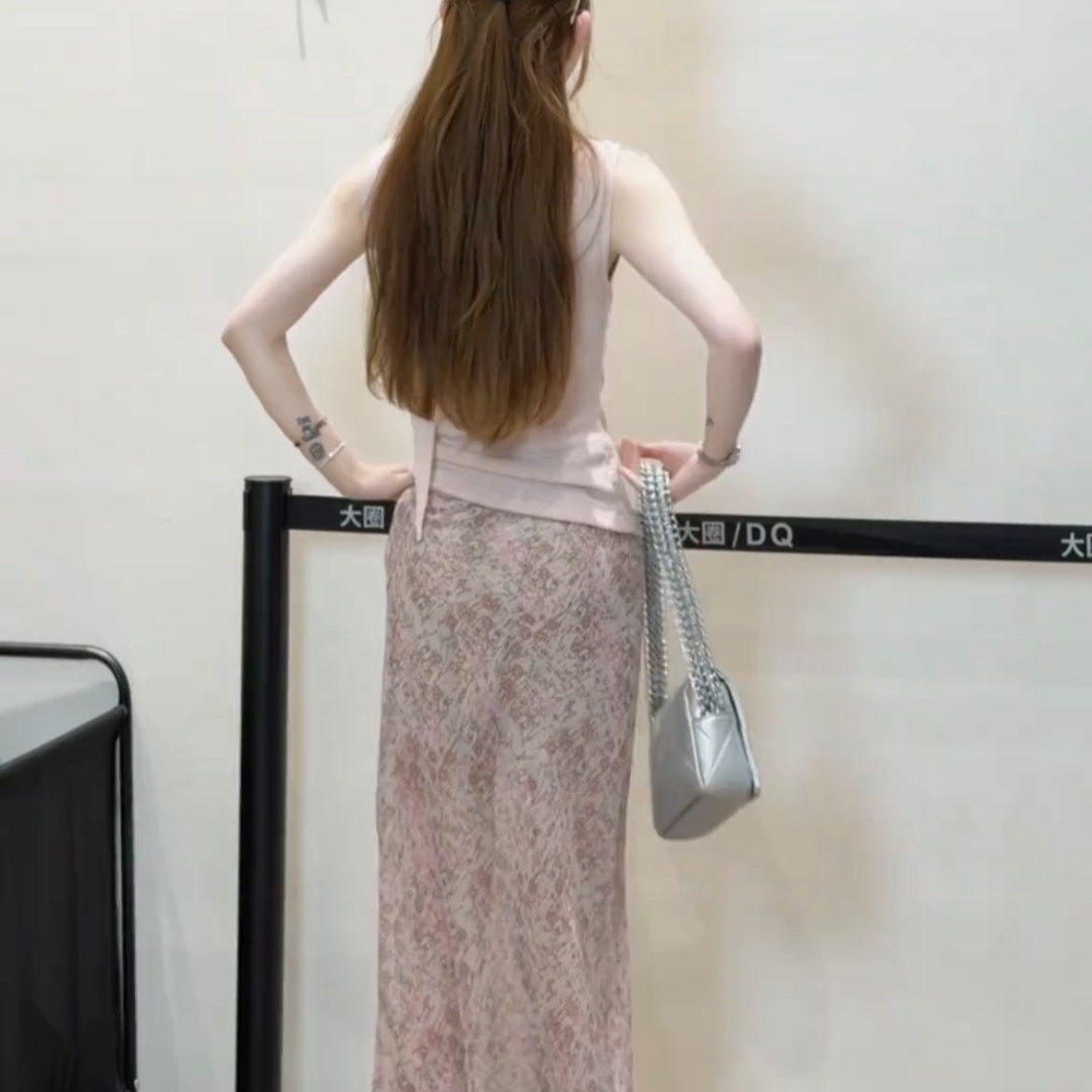 2026 여름 새로운 부드러운 바람 흔들다 칼라 민소매 주름 조끼 맨위 가져 가라. 꽃무늬 반신 스커트 품격 투피스 세트