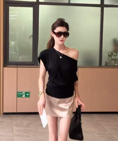 검정색 허리 수축 비스듬한 어깨 반팔 티셔츠 여성 주름 디자인 센스 몸매 가꾸기 다용도 한 부서 핫걸 맨위 치마 세트