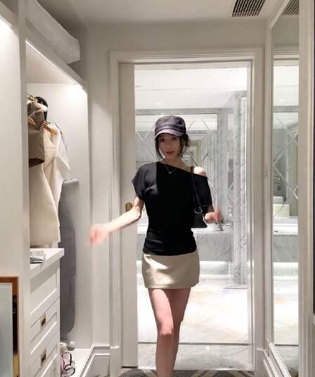 검정색 허리 수축 비스듬한 어깨 반팔 티셔츠 여성 주름 디자인 센스 몸매 가꾸기 다용도 한 부서 핫걸 맨위 치마 세트