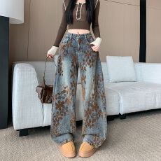 批发实拍 2026春季新款美式做旧印花弯刀<b class='q'>牛仔裤</b>女高腰宽松阔腿镰刀裤