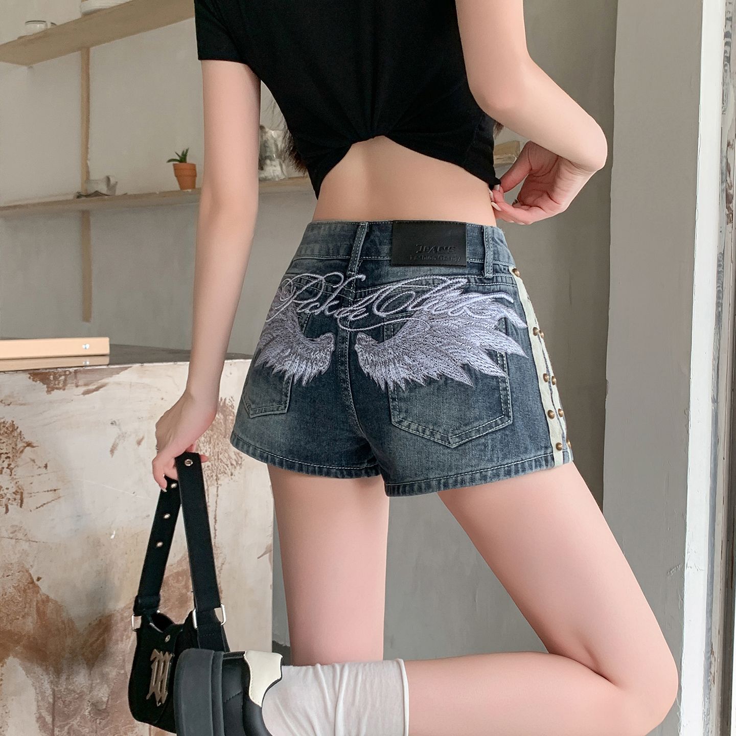 RY7271# 实拍实价~天使翅膀刺绣铆钉牛仔短裤女亚文化辣妹做旧低腰热裤...