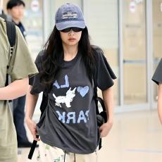 批发已出货~jennie/章若楠同款 <b class='q'>可爱</b>字母小狗印花短袖T恤