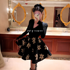 批发法式赫本风宽松高腰白花<b class='q'>蓬蓬</b>小黑裙女秋冬修身显瘦V领长袖T恤套装