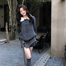 批发<b class='q'>冬</b>季新款气质氛围感毛领纽扣套头毛衣修身显瘦针织短裤两件套装女