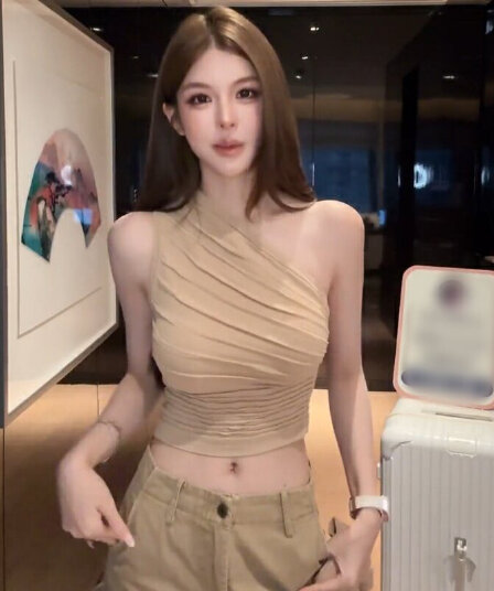 섹시함 바람 비스듬한 어깨 주름 튜브탑 숄더백 조끼 여성 2026 새로운 몸매 가꾸기 슬림해 보이는 민소매 인사이드 가져 가라. 오프숄더 맨위