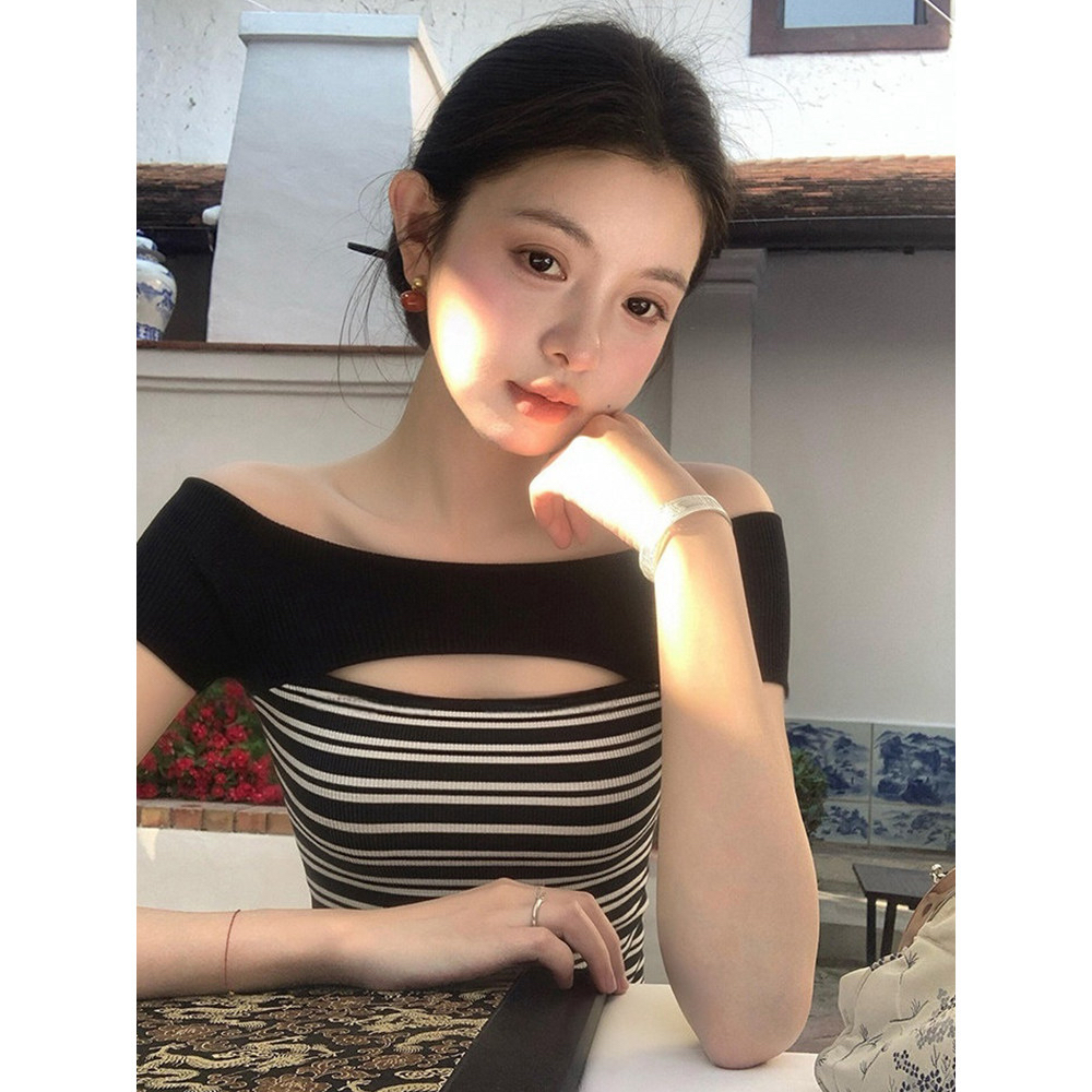 여름 달콤한 핫걸 디자인 센스 흑백 줄무늬 오프숄더 반팔 티셔츠 여성 다용도 Chic 몸매 가꾸기 작은 대중 맨위