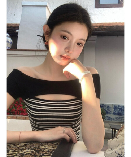 여름 달콤한 핫걸 디자인 센스 흑백 줄무늬 오프숄더 반팔 티셔츠 여성 다용도 Chic 몸매 가꾸기 작은 대중 맨위