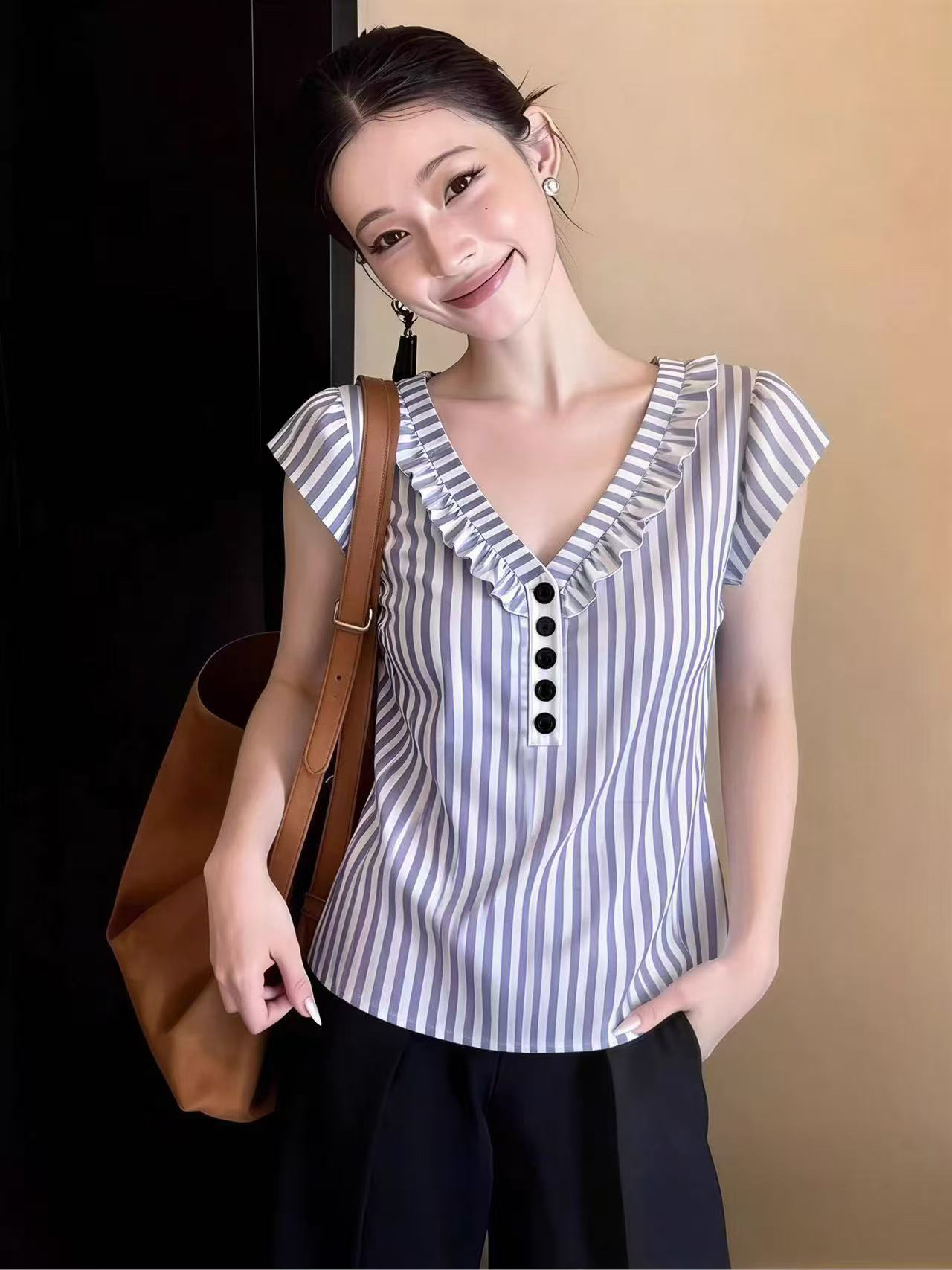 프랑스식 달콤한 스타일 스트라이프 V넥 반팔 여성 셔츠 여름 새로운 프릴 단추 슬림해 보이는 연령 감소 작은 맨위