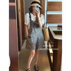 批发【歌蒂尔】2025年夏季新款<b class='q'>白色</b>T恤+灰色花纹背带裙简约时尚套装女