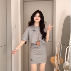 批发休闲运动服套装女夏季露肩收腰短袖<b class='q'>上衣</b>包臀短裙氛围感穿搭两件套