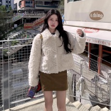 批发年轻款羊羔毛<b class='q'>外套</b>女冬短款韩系小个子皮毛一体减龄洋气毛绒厚上衣