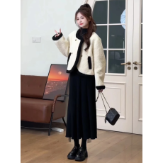 批发一整套初冬穿搭2025新款羊羔毛短外套半身裙两件套小香风时尚套装