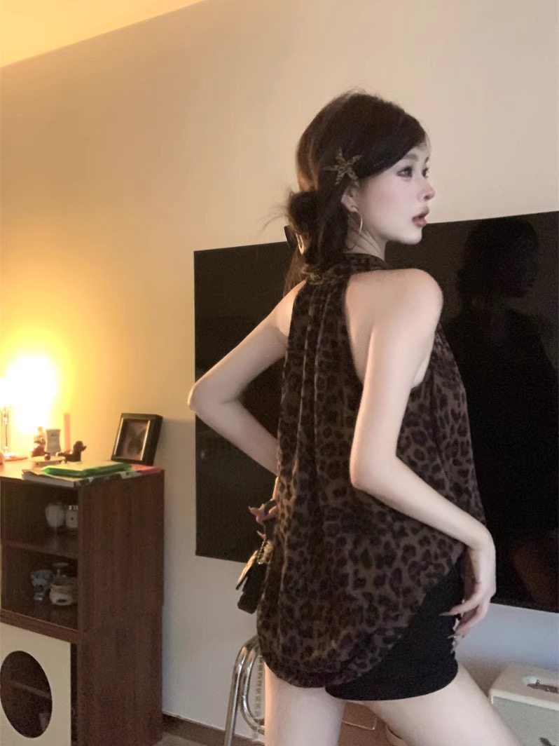 고급 센스 커피 색상 레오파드 무늬 행침 목 여성 셔츠 2026 년 여름 새로운 디자인 센스 작은 대중 루즈핏 조끼 맨위