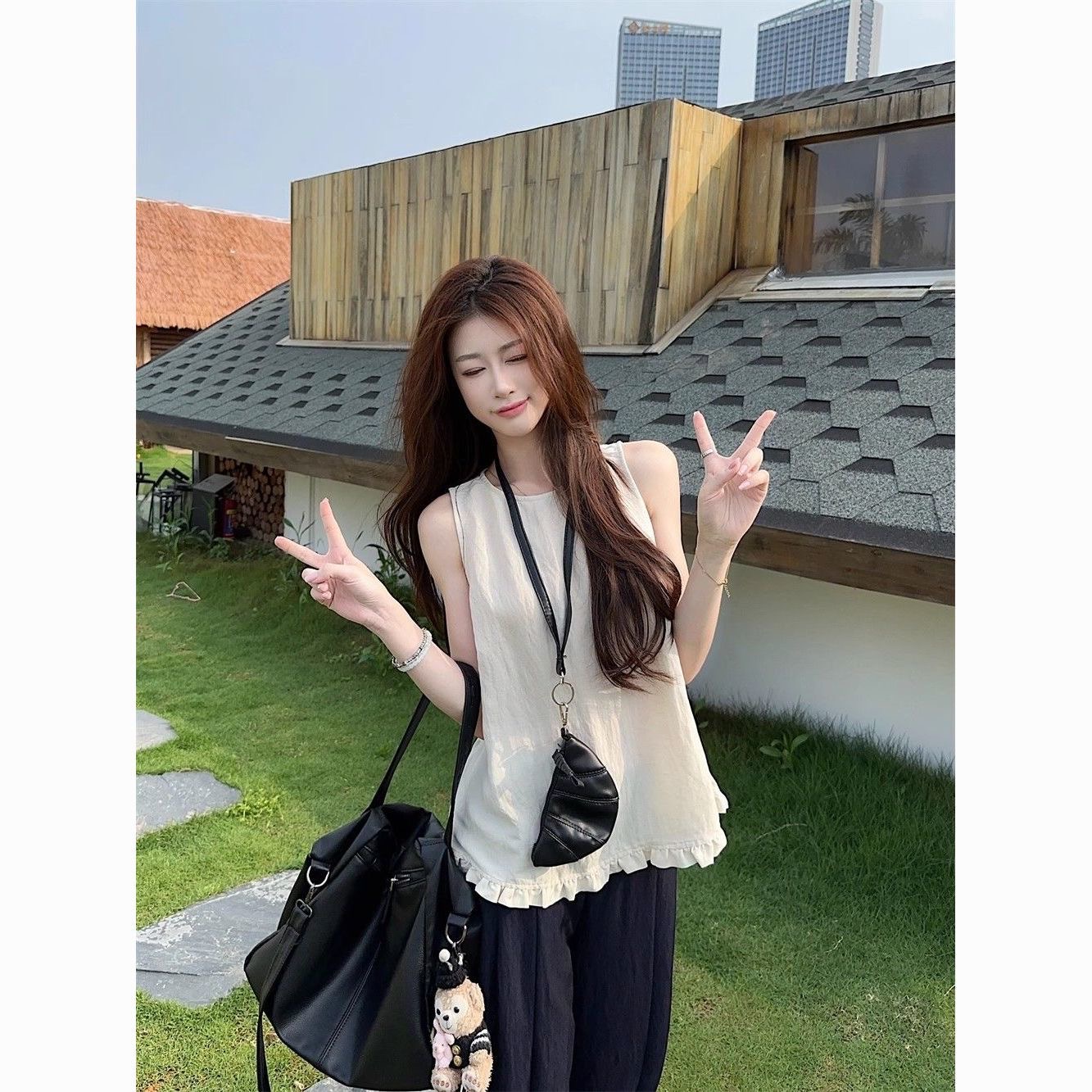 패션 디자인 프릴 단색 민소매 조끼 여성 여름 2025 새로운 면 센스 루즈핏 슬림해 보이는 슬립 맨위