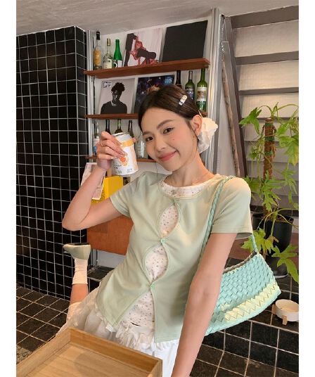 여름 순면 새로운 녹색 싸움 꽃무늬 페이크 레이어드 쇼트 스타일 홀로우 아웃 긍정적 인 어깨 반팔 티셔츠 여성 몸매 가꾸기 작은 맨위
