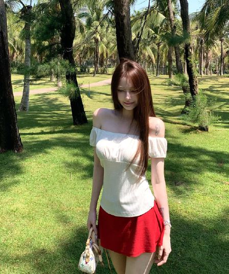 suuuicee 분필 사랑의 신 손 맵시 수직 구덩이 기사 질감 보트넥 오프숄더 순수한 욕망 티셔츠 화이트 반팔