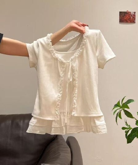 디자인 센스 화이트 긍정적 인 어깨 레이스 밑단 페이크 레이어드 반팔 티셔츠 2026 여름 새로운 몸매 가꾸기 맨위 여성 의류