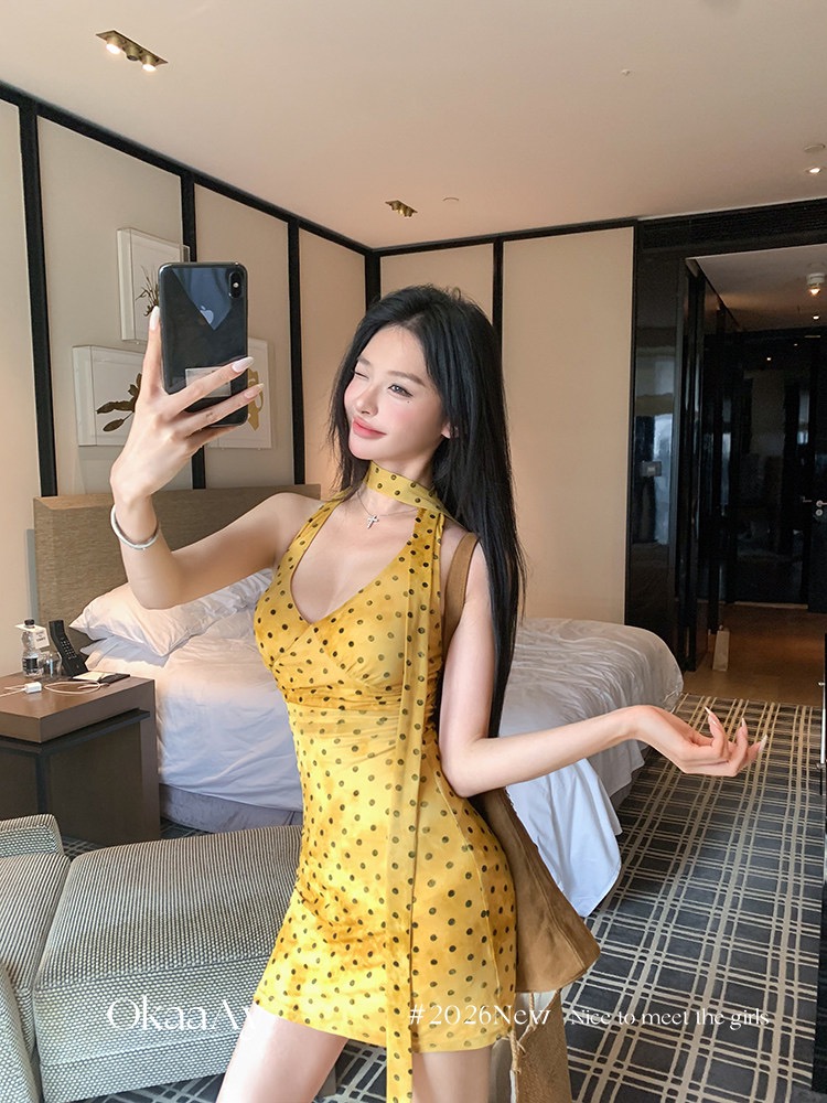 프랑스식 도트 무늬 백리스 V넥 행침 목 여성 드레스 여름 품격 허리 수축 슬림해 보이는 타이트 스커트 휴가 바람 미니 스커트
