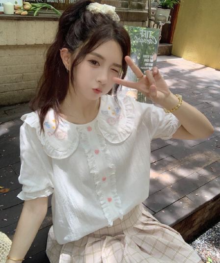 달콤함 귀여운 만화 자수 베이비 칼라 여성 셔츠 2026 여름 다용도 디자인 센스 Chic 거품 소매 맨위