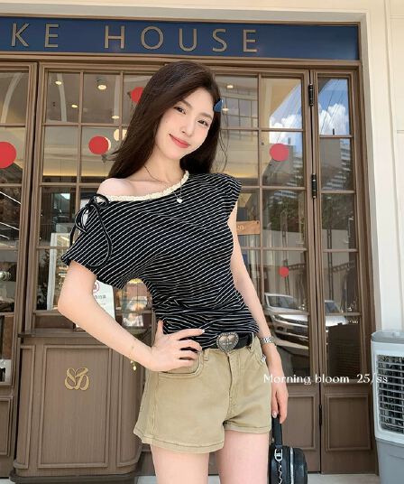 원본 컬러 짜임 기사 스트라이프 레이스 레이스 패치워크 비스듬한 어깨 반팔 티셔츠 여성 여름 허리 수축 주름 맨위 트렌디