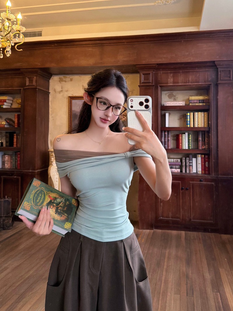 핫걸 배색 오프숄더 반팔 티셔츠 여성 여름 디자인 센스 허리 수축 슬림해 보이는 기본 셔츠 다용도 몸매 가꾸기 맨위