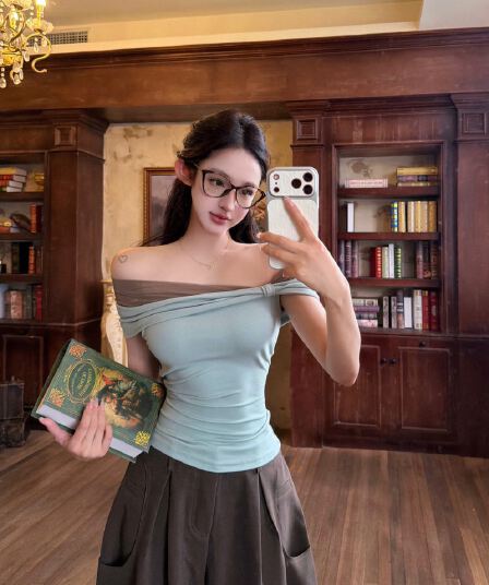 핫걸 배색 오프숄더 반팔 티셔츠 여성 여름 디자인 센스 허리 수축 슬림해 보이는 기본 셔츠 다용도 몸매 가꾸기 맨위