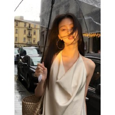 批发高级感气质上衣女<b class='q'>夏</b>季时尚荡领挂脖设计感宽松显瘦露背松弛感吊带