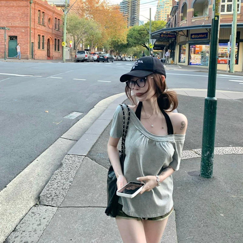 핫걸 바람 페이크 레이어드 오프숄더 반팔 티셔츠 여성 여름 배색 행침 목 슬립 패치워크 오프숄더 다용도 맨위