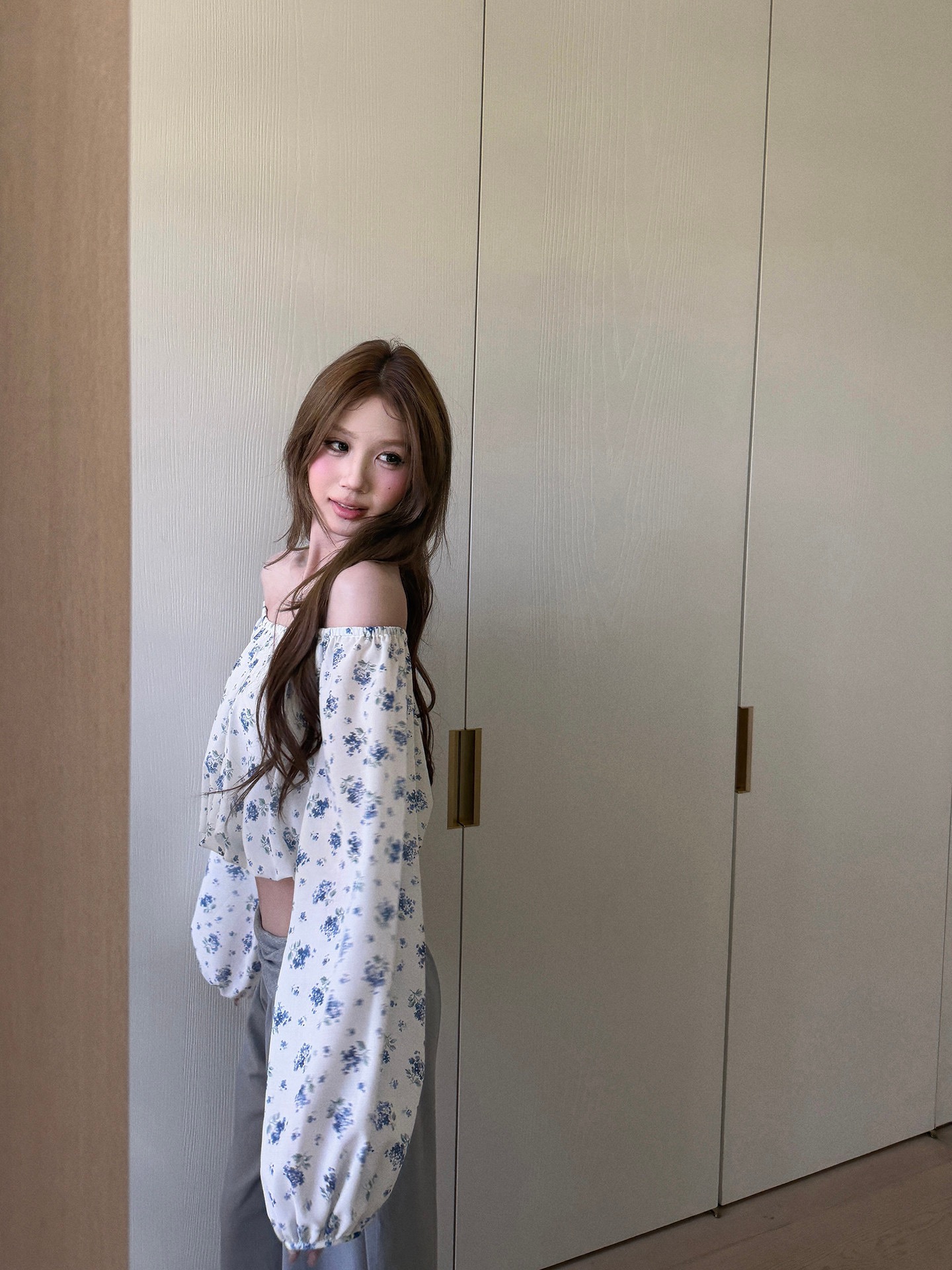 프랑스식 오프숄더 펌프 Pleat 꽃무늬 맨위 여성 여름 작은 대중 허리 수축 디자인 센스 얇은 스타일 긴팔 작은 셔츠 티셔츠 ins