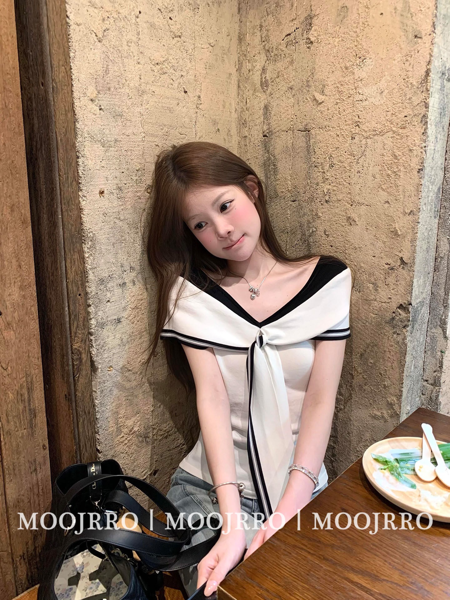 화이트 V넥 스트랩 해군 칼라 반팔 티셔츠 여성 여름 프랑스식 고급 센스 몸매 가꾸기 허리 수축 슬림해 보이는 니트 맨위
