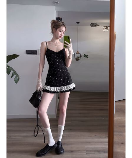 한 부서 흑인과 백인 도트 무늬 프릴 민소매 슬립 여성 드레스 여름 새로운 허리 수축 슬림해 보이는 품격 짧은 치마