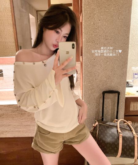 한 번 작은 짭짤한 화이트 단추 비스듬한 어깨 긴팔 티셔츠 여성 이른 가을 핫걸 루즈핏 작은 대중 디자인 센스 오프숄더 맨위