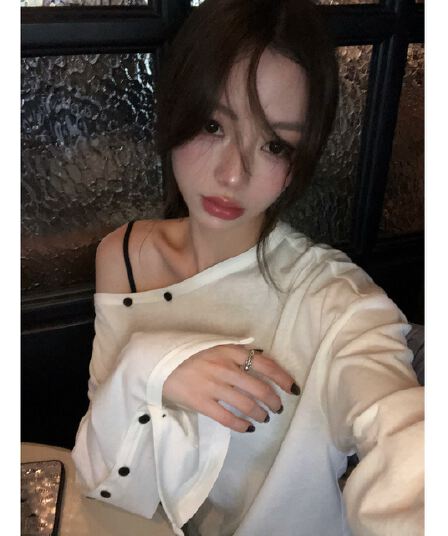 단추 오프숄더 티셔츠 여성 2026 이른 가을 얇은 스타일 작은 심장 기계 순수한 욕망 바람 긴팔 자외선 차단 비스듬한 어깨 작은 셔츠