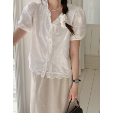 批发韩系温柔风系带V领木耳边衬衫 <b class='q'>泡泡袖</b>镂空绣花气质通勤<b class='q'>上衣</b>